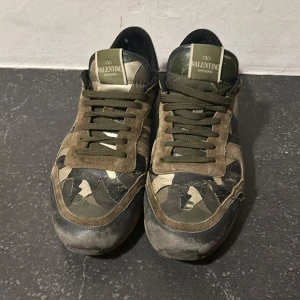Valentino Rockrunner  - Säljer dessa feta valentino rockrunners som är slitna men har mer att ge och ÄKTA! Defekterna kan du se på bilderna(finns några till man inte känner av dock). Priset är inte fast så kom gärna med förslag! Fraktar alltid snabbt!