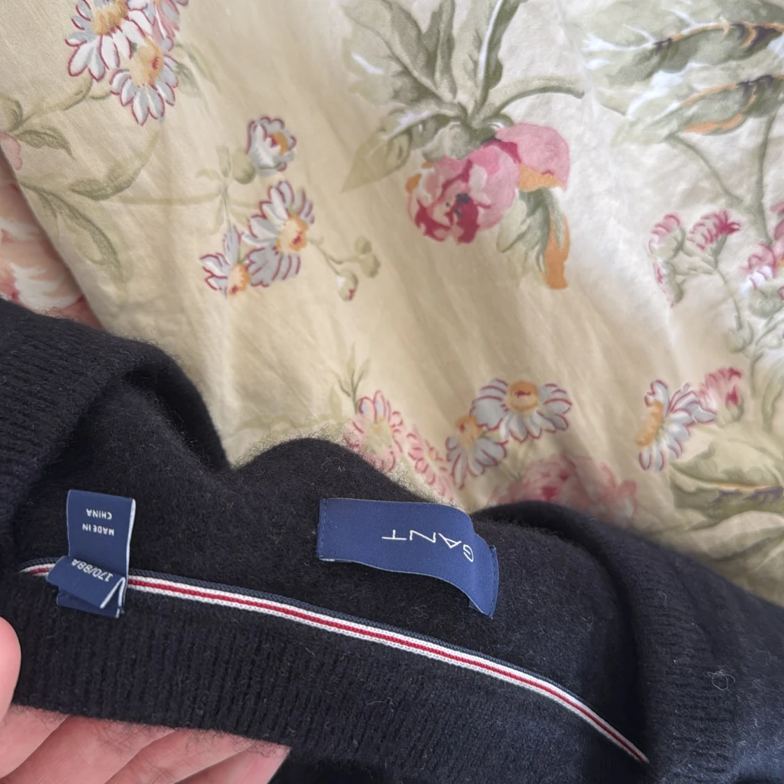 Svart v-ringad tröja från GANT - 2