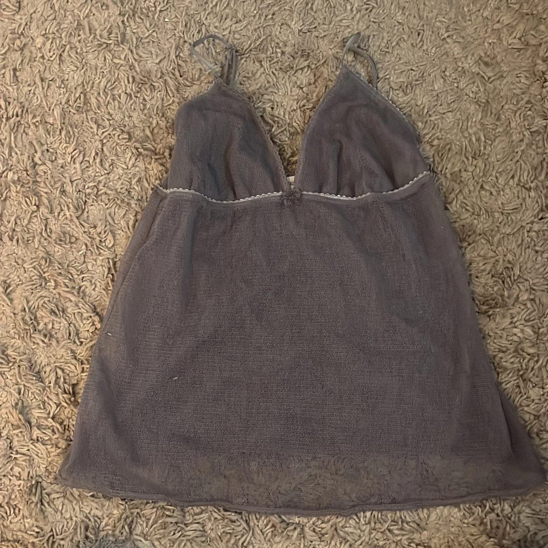 Grå mesh-linnetopp med spetsdetaljer