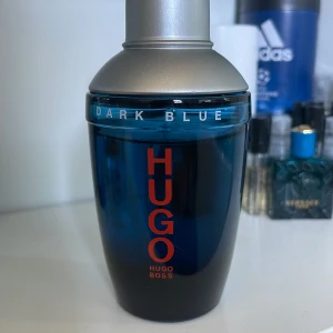 Hugo Boss Dark Blue herrparfym - Säljer en stilren herrparfym från Hugo Boss i modellen Dark Blue. Den är 75ml i och det är typ 70ml kvar och passar riktigt bra nu till sommaren! Hör av er vid frågor!