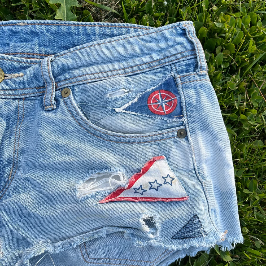 Ljusblå jeansshorts med patchar och slitningar - 2