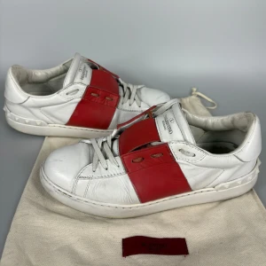 Valentino Open - Väldigt fina valentino open, perfekta för sommaren! Storlek 39. Dustbag medföljer. Hör av er vid frågor!