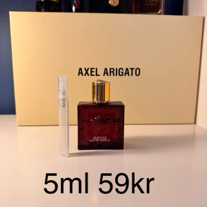 Versace Eros Flame Eau de Parfum 5ml samples - En 5ml decant av Versace Eros Flame EdP. Doften är citrusfrisk med inslag av vanilj, trä, kryddor och sötma. Flaskan är röd med guldigt lock och har Versaces ikoniska Medusa-huvud på framsidan. Perfekt för dig som vill testa en lyxig herrparfym.