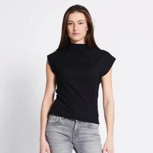 Svart ribbad topp med hög hals - Snygg svart ribbad topp med hög hals och ärmlös design. Perfekt att styla till jeans eller kjol för en clean look. Materialet är stretchigt och bekvämt.