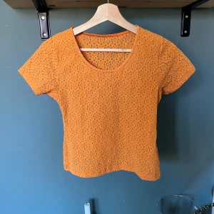 Orange spets topp - Säljer denna skitsnygga oranga spets T-shirt då den inte kommer till användning. Köpte den på humana för 150 och har aldrig använt