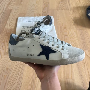Golden Goose - Ett par skitsnygga Golden Goose i storlek 43!🌟 Mörkblå häl och mörkblå stjärna! De är i otroligt bra skick, bara använda ett fåtal gånger! OG Dustbag fås med! Kvitto/orderbekräftelse finns🙏