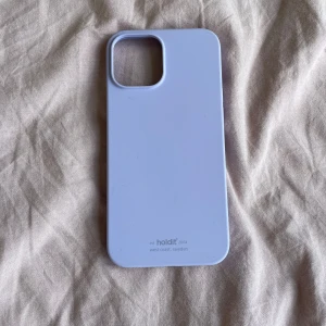 Ljuslila mobilskal från Holdit - Säljer ett stilrent ljuslila mobilskal från Holdit. Skalet är slätt och har en enkel design som passar perfekt till din mobil. 