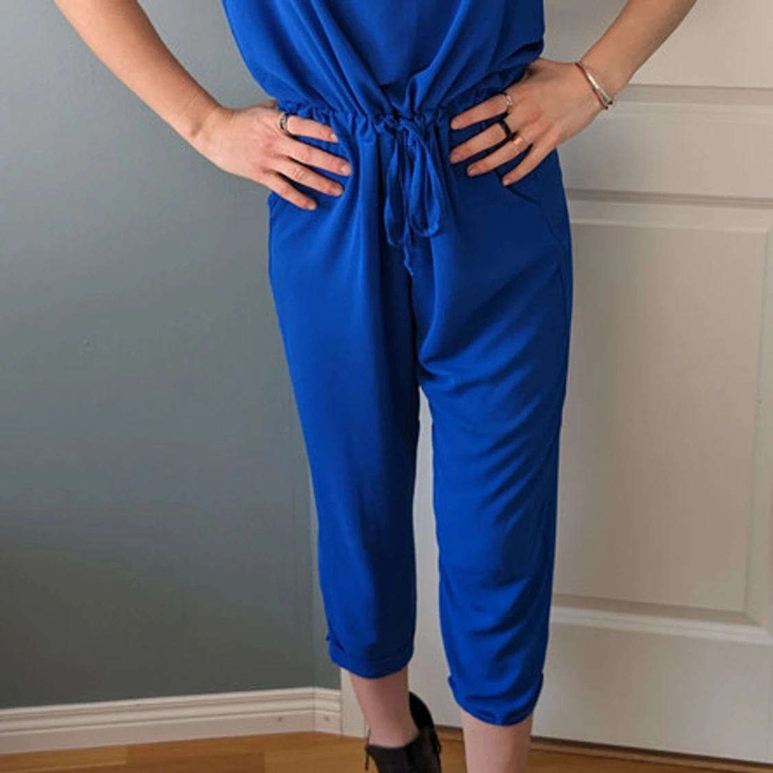 Kornblå jumpsuit med knyt i midjan