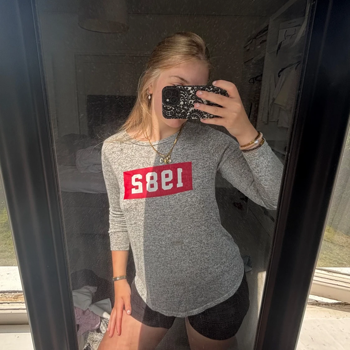 Grå långärmad tröja med tryck