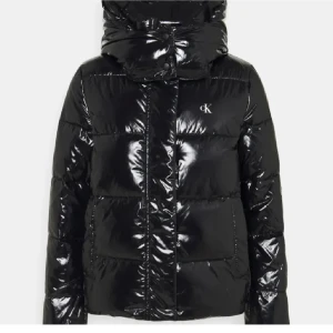 Calvin Klein jacka - Skit snygg och trendig Calvin Klein dun jacka, har två små hål som är enkelt lagade och syns knappt!💞💗