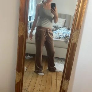 Juicy byxor  - Ett par bruna skit snygga juicy byxor i storlek S. Säljes pågrund av att dom inte används. Aldrig använda bara provade