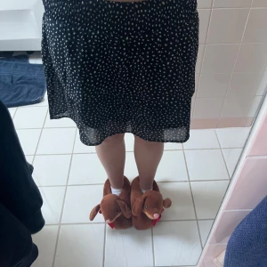 Mörkblå kortkjol med vitt mönster från ONLY - Säljer en mörkblå kortkjol från ONLY med vitt prickigt mönster. Kjolen har resår i midjan och är lätt och luftig, perfekt för varmare dagar. Passar dig som gillar en enkel men söt stil. Ordinarie pris 400kr