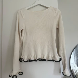 Stickad tröja ginatricot - Söt långärmad stickad tröja från ginatricot i storlek M men som jag skulle säga passar som en S med.