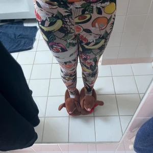 Stronger Färgglada leggings med fruktmönster - Säljer ett par stronger träningstights med tryck av olika frukter som avokado, apelsin och körsbär. Byxorna har en tight passform och är perfekta för dig som vill sticka ut. Elastiskt material som sitter skönt på kroppen. Ordinarie pris 800kr🥰🥰 storlek xs men dom är stretchiga🥰