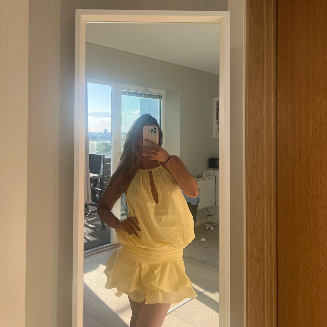 Gul volangklänning med öppen rygg - 2