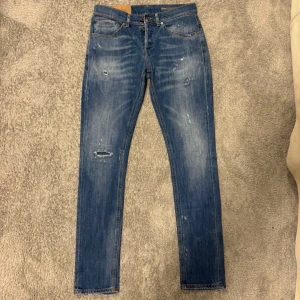 Dondup George jeans  - Dondup George jeans, storlek 31. Modell George. Skick 9/10. Nypris 3599. Vårt pris endast 899.☺️