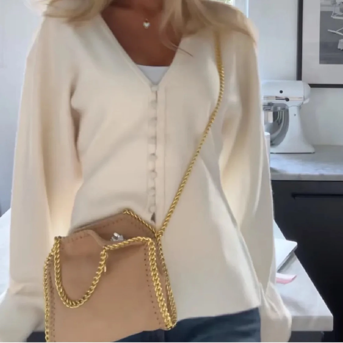 Krämvit kofta med knappar från Gina Tricot