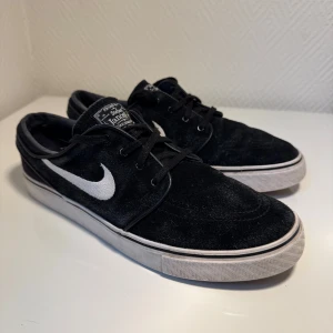 Nike x Stefan Janoski Black - Säljer en av mina Nike Stefan Jansoki skor svarta dom har blivit för små och har används ett par gånger och det fattas skoinlägg på båda skorna så det är ändå problemet annars är skorna som nya!   Jag har flera Nike Stefan Janoski skor i olika färger och olika storlekar och dom finns på min sida tveka inte att kolla!   Storleken på skorna är EU:42,5  Hör av om du är intresserad!