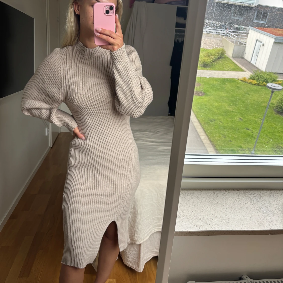 Beige ribbad långärmad klänning