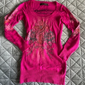 Rosa Ed Hardy tröja - Rosa långärmad tröja från Ed Hardy med tryck fram, bak och på ärmar.