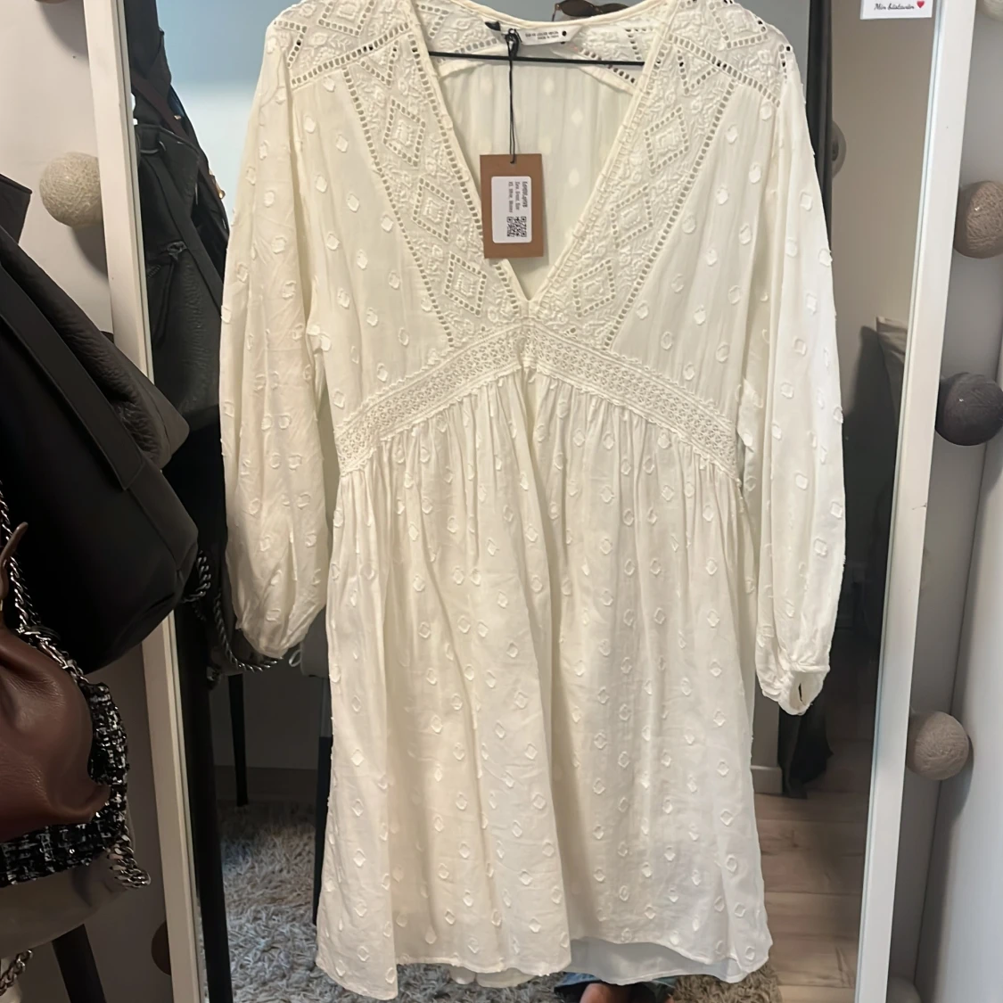 Vit klänning med spetsdetaljer från Zara