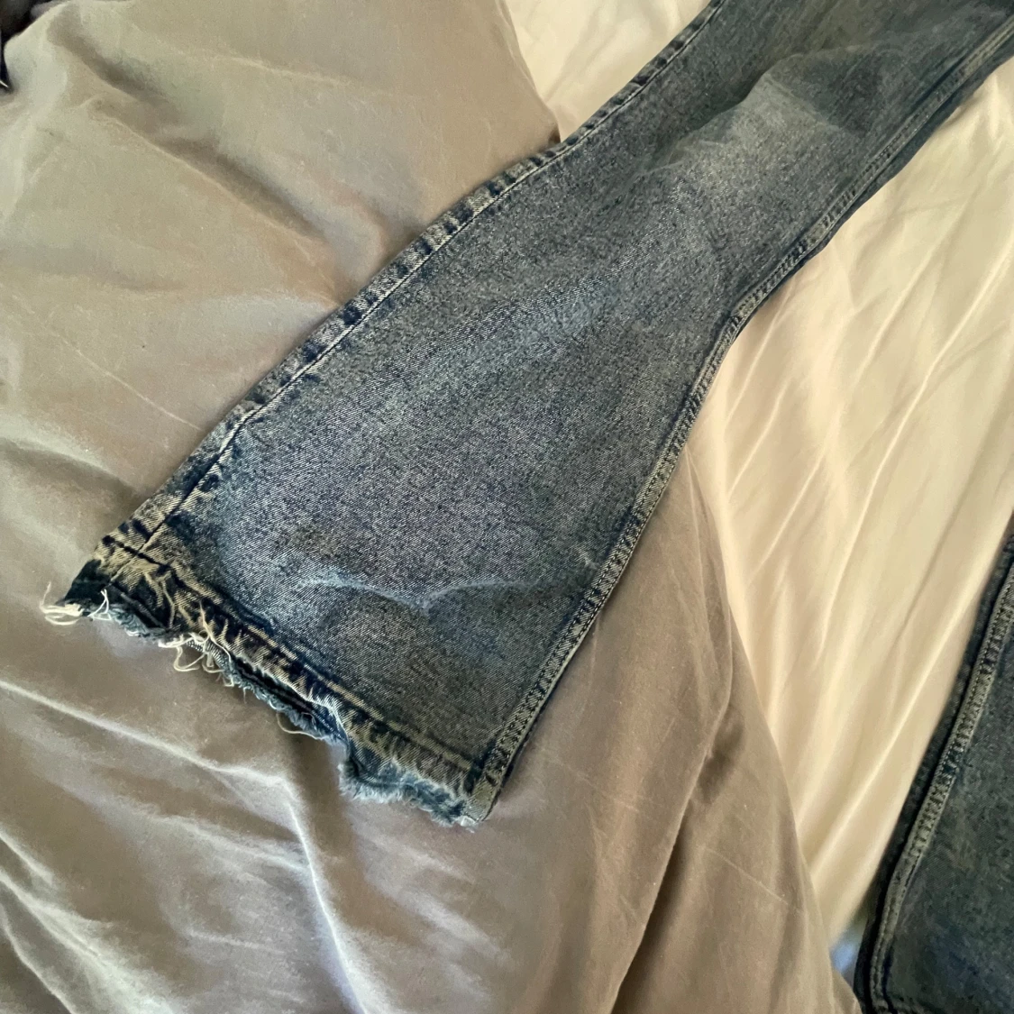 Blå bootcut jeans från Divided - 1