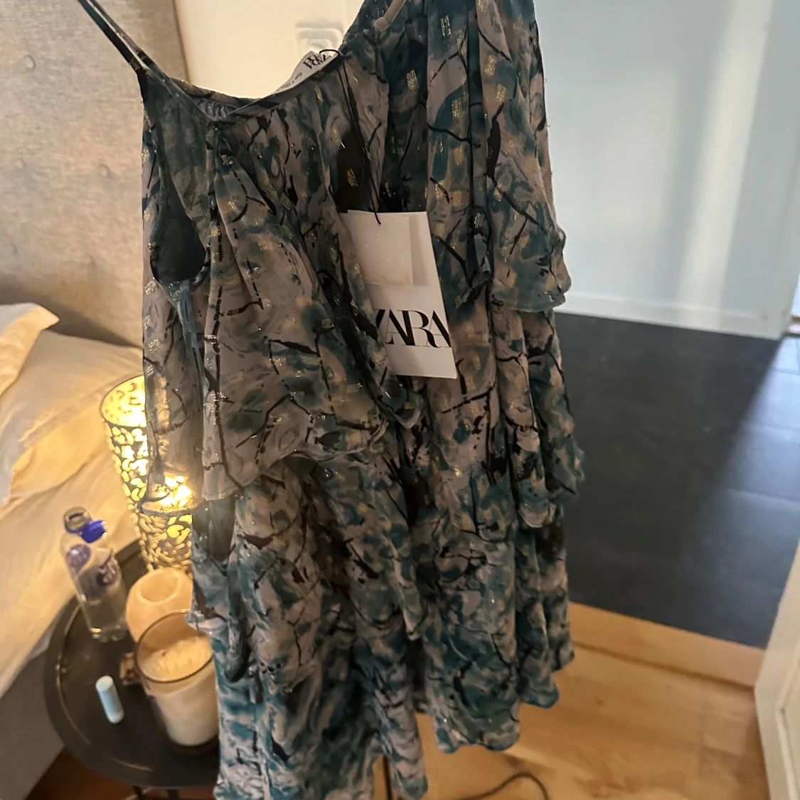 Blommig volangklänning från Zara - 2