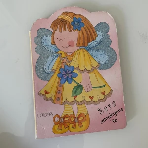 Sara sanningens fe - En charmig bilderbok om Sara, sanningens fe, med färgglada illustrationer och gulliga djur. Perfekt för yngre läsare som gillar sagor och magi. Boken är liten och lätt att ta med sig, och passar bra för högläsning eller som godnattsaga.