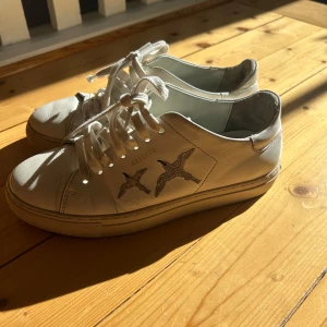 Vita sneakers från Axel Arigato - Mycket fint skick Arigato skor💞💞