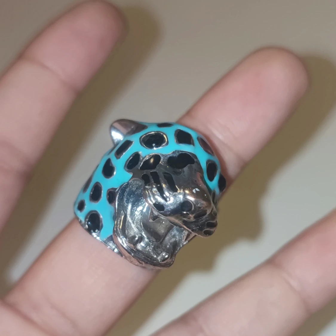 Turkos leopardring i silverfärg