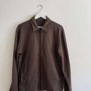 Brun overshirt med dragkedja - Brun overshirt från Massimo dutti