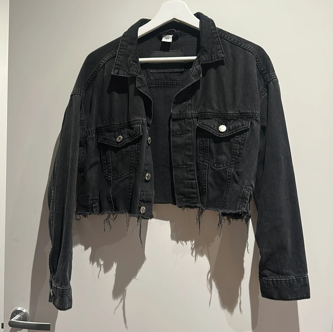 Svart croppad jeansjacka