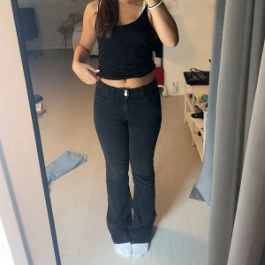 midrise jeans Gina Tricot - snygga midrise jeans från Gina Tricot i svart, använd fåtal gånger, inga defekter förutom lite nere vid foten, strl 164