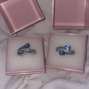 Förlovnings ringar - Fina förlovnings ringa från Ur och Penn, oanvända, ny pris 500kr styck, vänstra ringen - 6cm, högra ringen- 6,5cm , 200kr Styck, 400kr för båda