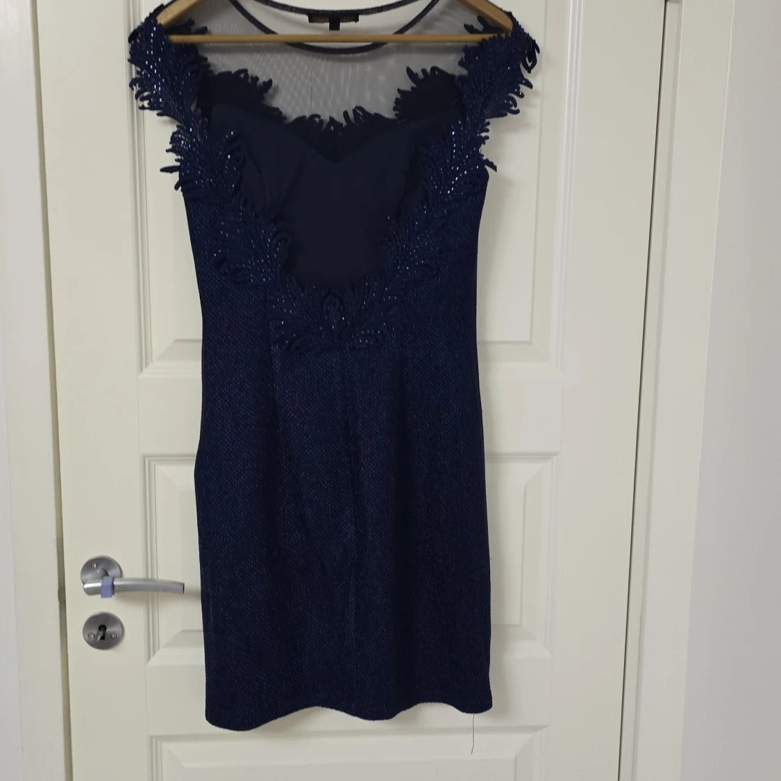 Marinblå kortklänning med spets - 1