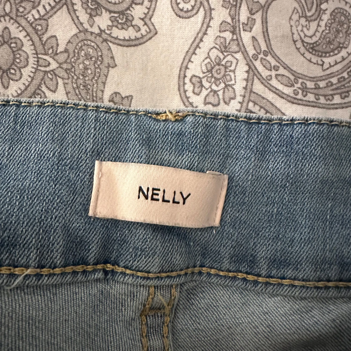 Bootcut jeans med slitna knän från Nelly - 2
