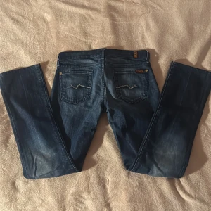 Bootcut jeans från 7 For All Mankind - Såå snygga och coola lågmidjade bootcut jeans från 7 For All Mankind! Bakfickorna har broderade detaljer som ger extra stilpoäng. 