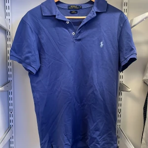 Polo Ralph Lauren Piké - Säljer denna väldigt skygga blå pikén från Polo Ralph Lauren. Nypris ca 1500kr, mitt pris 599kr💸inga defekter förekommer