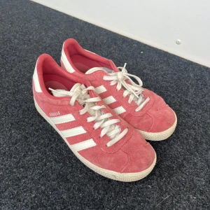 Adidas Gazelle  - Supersöta sneakers i bra skick, de är använda och är lite creasade men inget som påverkar 💖
