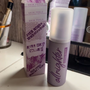 Urban Decay All Nighter Extra Glow 118 ml - En helt ny Urban Decay All Nighter Extra Glow face mist. Ger huden en återfuktad, fräsch och daggfräsch look som håller hela dagen. Perfekt för dig som vill ha extra glow ✨ Den är inte ens testad. Fick denna i födelsedagspresent men jag är en matte-tjej så glowig settingspray passar inte mig. 😊