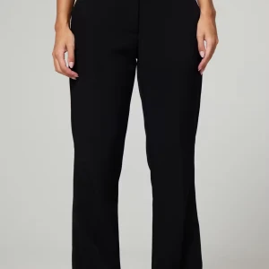Svarta kostymbyxor med rak passform - Snygga svarta kostymbyxor med rak och klassisk siluett. Byxorna har lowwaist och är tillverkade i ett mjukt material som ger en clean look. De populära lågmidjade kostymbyxorna från BikBok, i petite. 