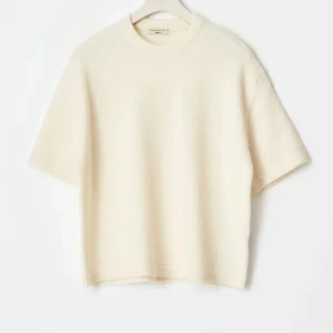 Stickad tröja - Supermjuk och stilren ljusbeige stickad tröja från Filippa K. Tröjan har korta ärmar, rund halsringning och en relaxed passform. Perfekt för lager-på-lager och funkar året runt för en clean look.