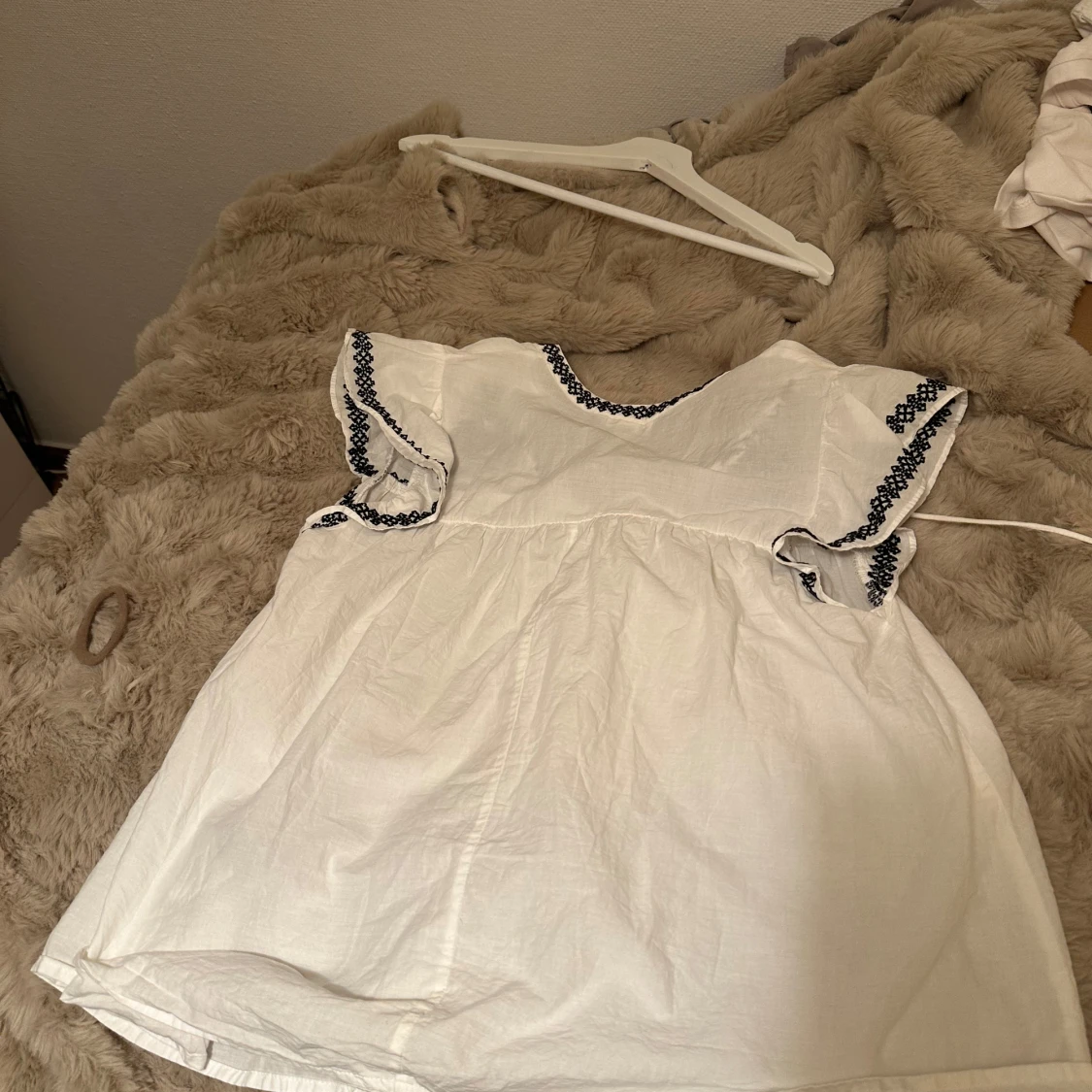 Vit kortklänning med broderi och snörning