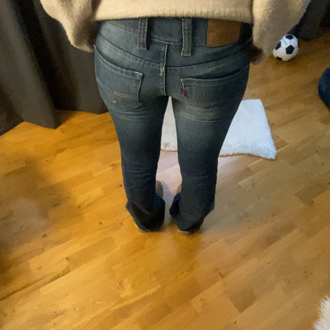 Levis blå bootcut jeans med egna hål  - 3