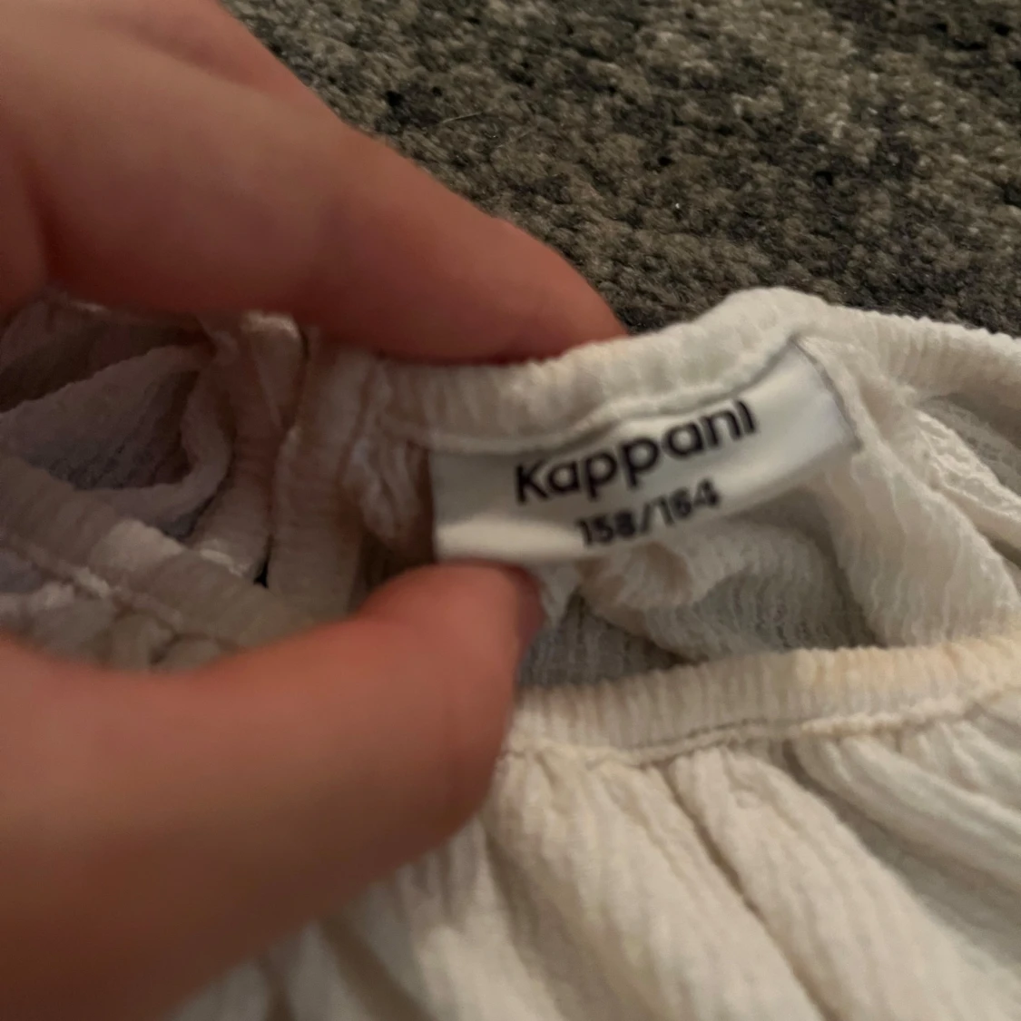 Vit blus med volang från KappAhl - 3