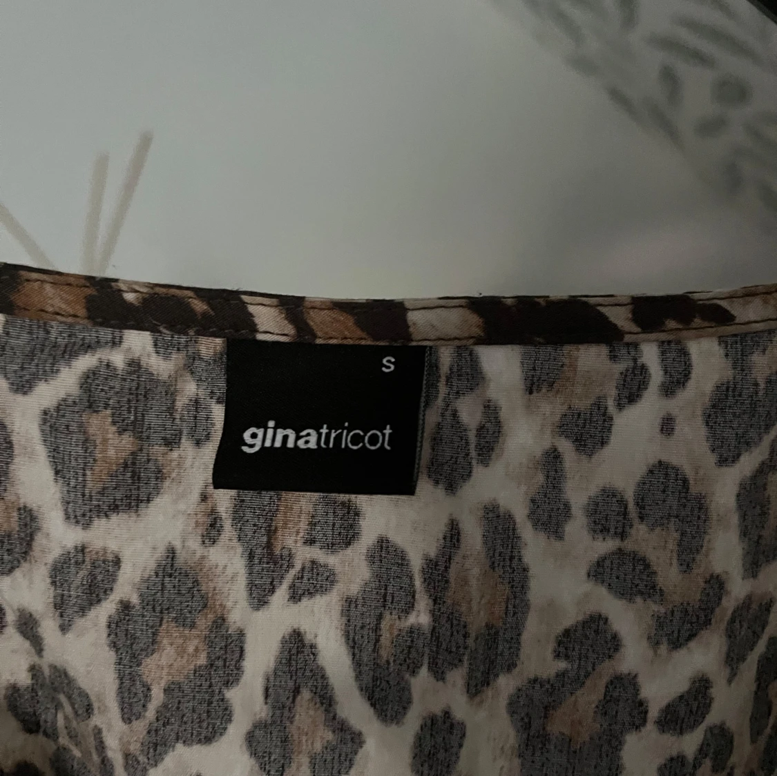 Leopardmönstrad blus från Gina Tricot - 4