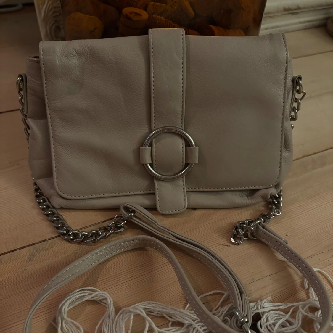 Beige axelväska med silverkedja