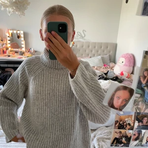 Grå ribbad polotröja Gina Tricot - PRIS GÅR ATT DISKUTERA! ❤️Mysig grå polotröja från Gina Tricot i ribbstickat material. Tröjan har hög krage, lång ärm och slits på sidorna för extra chill vibe. Perfekt för lager-på-lager och att mysa i när det är kallt ute. 