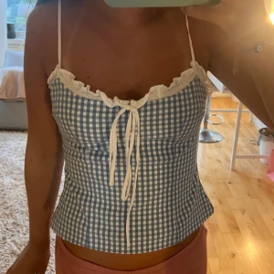 Blå rutig topp ZARA - Säljer denna snygga topp som är perfekt till fest eller middagar!💕 Inga defekter❤️