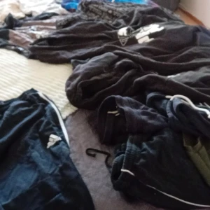 Svart hoodie med tryck - Svart hoodie med vitt tryck på bröstet, klassisk huva och ribbade muddar. Perfekt för chill dagar och streetstyle. Mjuk och bekväm känsla, passar dig som gillar enkel och stilren look.